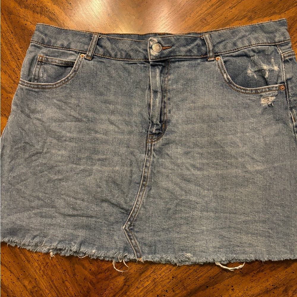 MINI SKIRT SIZE 16 IN MEDIUM WASH DENIM. GENTLY WORN, PERFECT CONDITION